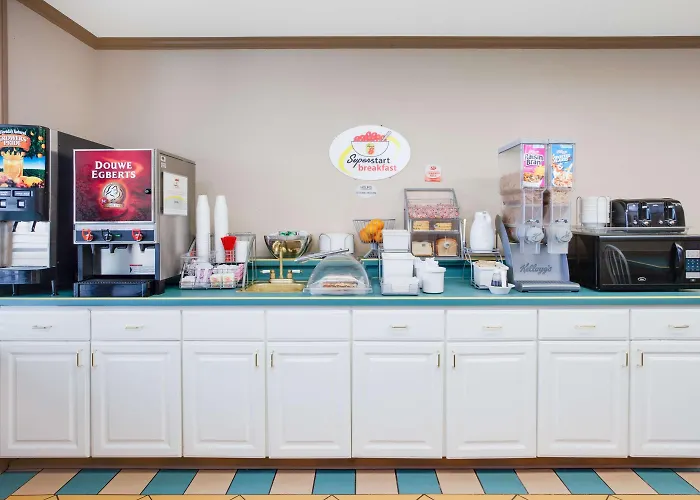 Super 8 By Wyndham Brooklyn
